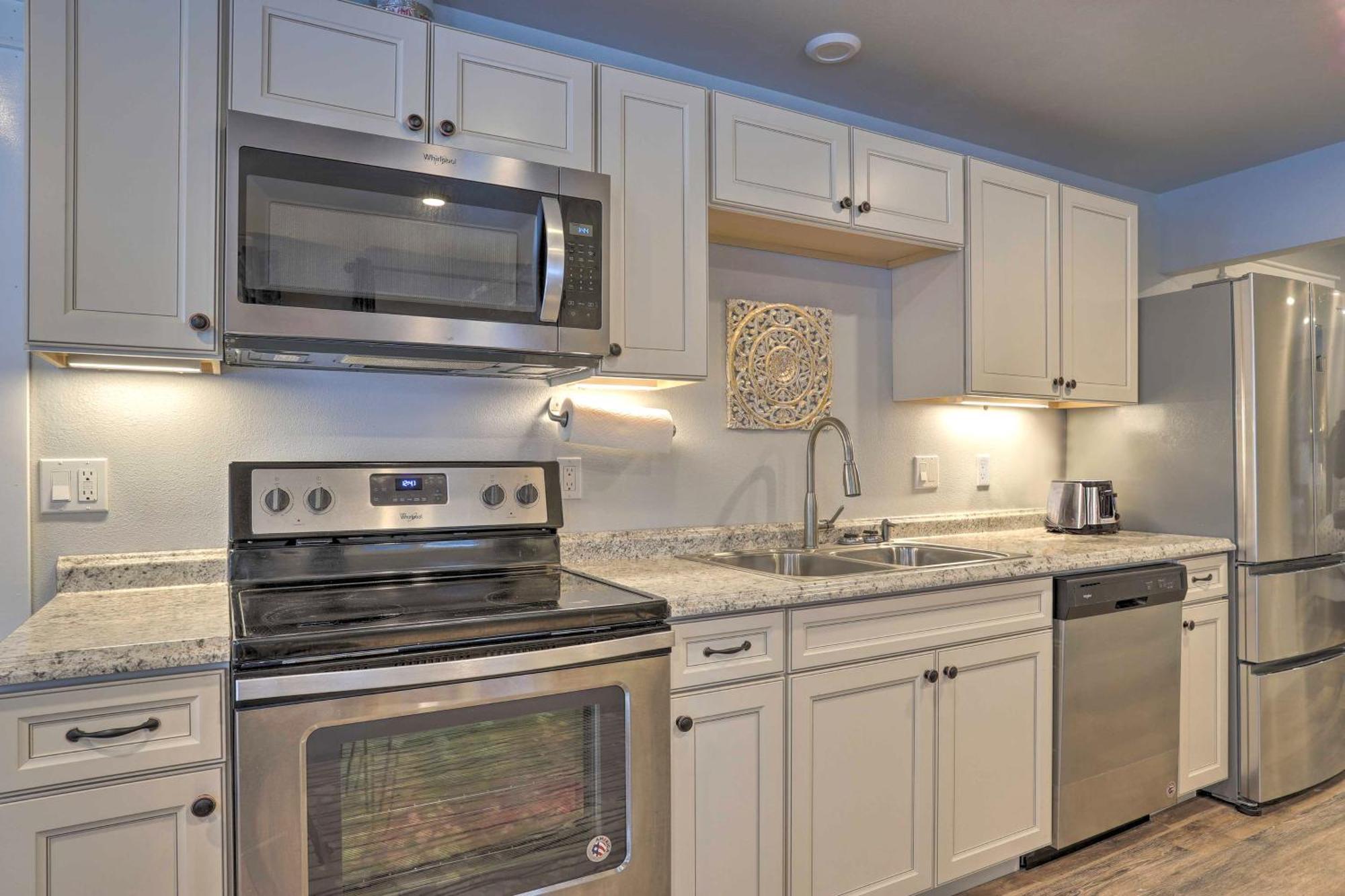 شقة Modern Anchorage Getaway, Steps From Coastal Trail المظهر الخارجي الصورة